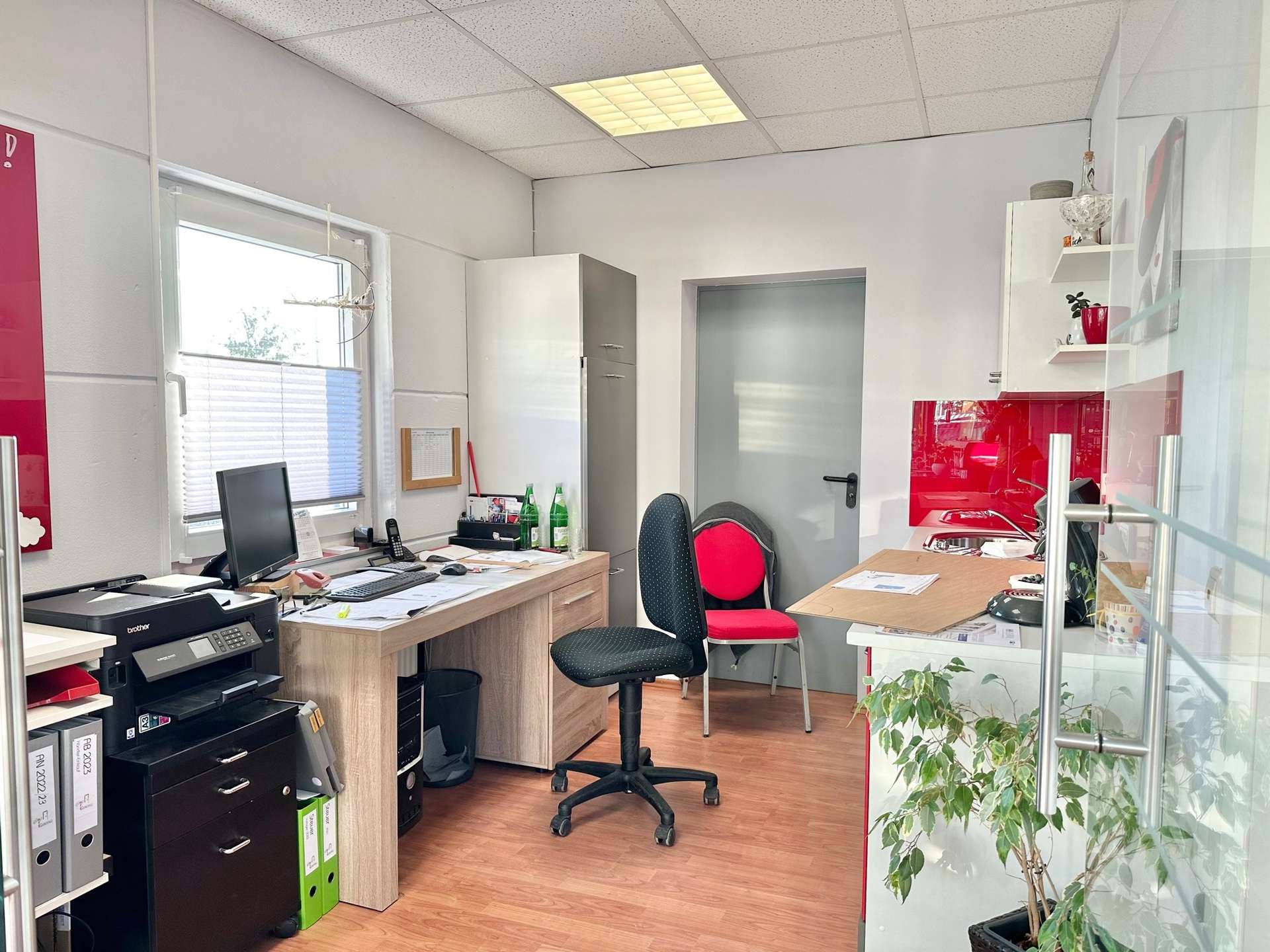 TOP LAGE UND VIELSEITIG NUTZBAR - PKW-Stellpl&auml;tze vorhanden - Laden, Praxis, Fitnessstudio etc.